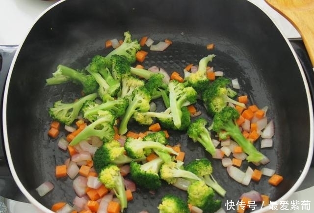 面食|简单快手的彩蔬意大利面,颜色美观有食欲,轻松搞定晚餐