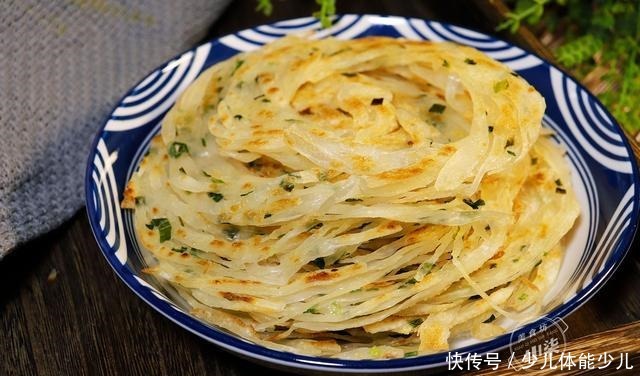 张剩|6张剩饺子皮,一把葱花,简单一做,外酥里软,全家人抢着吃