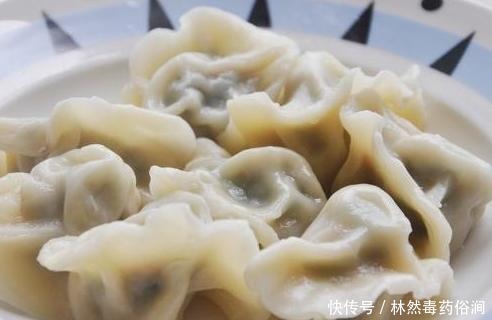  开水|煮冻饺子，用开水还是冷水？教你正确方法，饺子不露馅不破皮