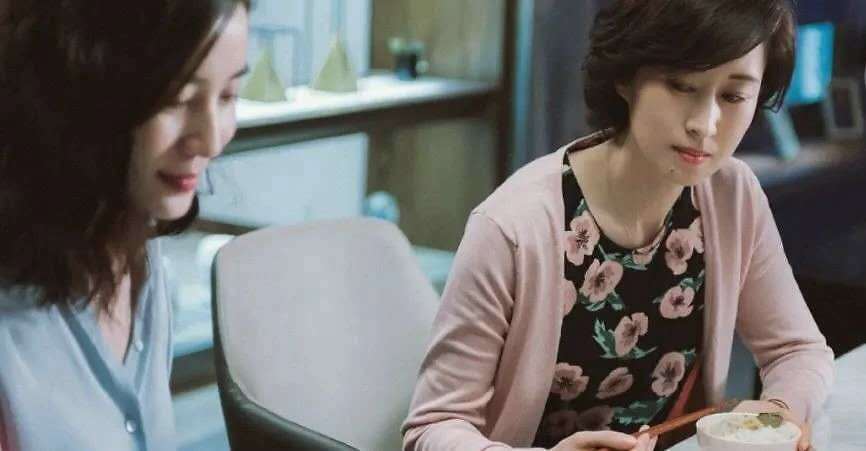 白色|《白色月光》:每一段关系的开始结束,都不必在别人的旁观价值里