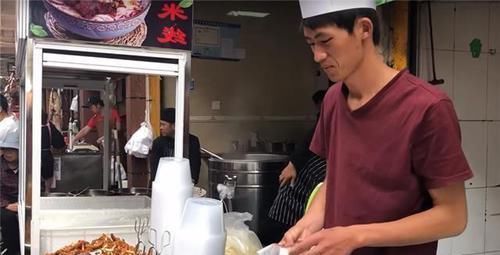 凤爪|90后帅小伙摆摊卖“红火”小吃,1斤30元不讲价,女顾客每天抢着买