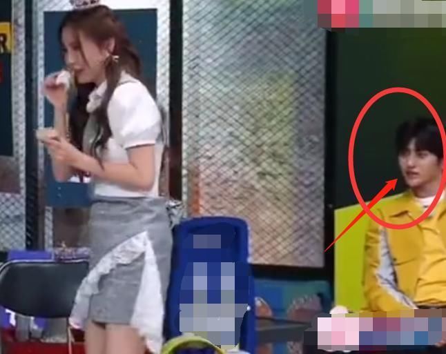 从始至终|32岁Baby当众撒娇,蔡徐坤从始至终盯着不放,反应过于真实