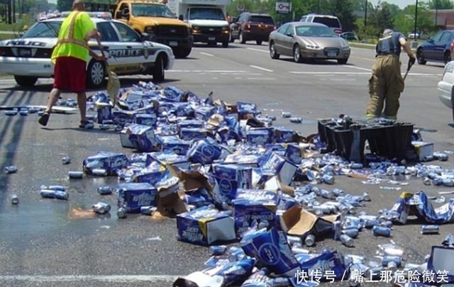 碰撞|大货因碰撞后车厢出现大口子,司机下车一看,一下子有些慌