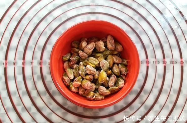 开心果|继辣条之后,中国又一零食席卷了国外,老外只要一吃就停不下来