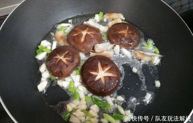 香菇|香菇与油菜简直天生一对,是维生素宝库,多加一个步骤翠绿又美味