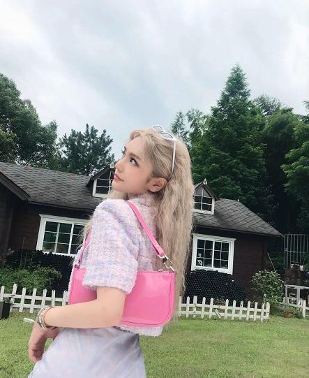  可酷|周扬青真敢穿，化身为粉色可爱的名媛少女，真是可酷可甜的小姐姐