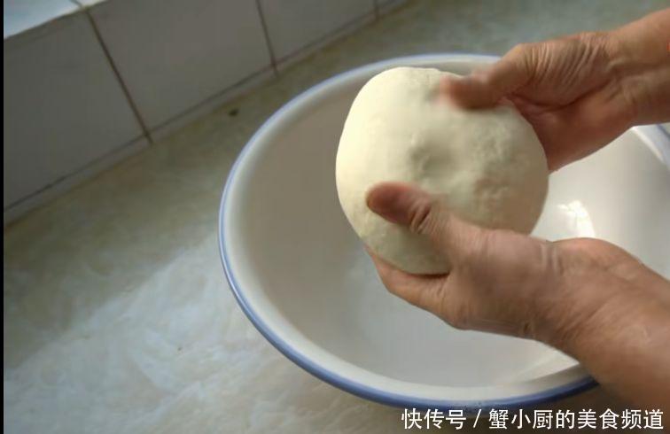 酥脆|幺妹多年的烙饼经验,多放一种食材,酥脆又松软,手一捏直掉渣