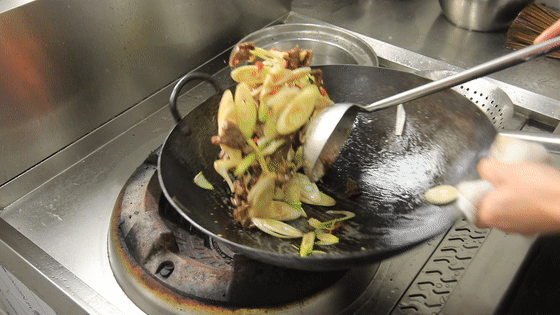 葱爆|葱爆牛肉,方法不对肉都咬不动,厨师长教你一招,葱也香、肉也嫩