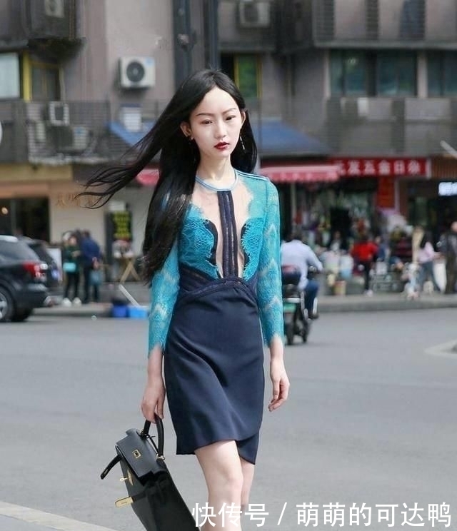 美女|街拍美女:身穿衬衫的姐姐出街,热裤展现青春活力,像谁的初恋吗