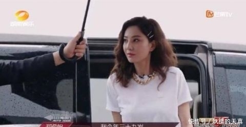  减龄|白色T恤太单调？那是你不会穿，解锁几种新穿法时尚又减龄