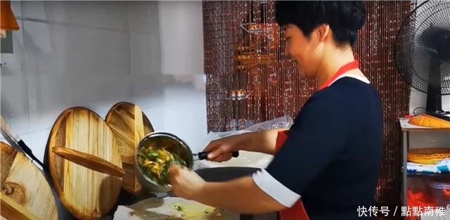 饱嗝|大姐街头卖“中式”小吃，8元一个一斤重，食客吃完直打饱嗝！