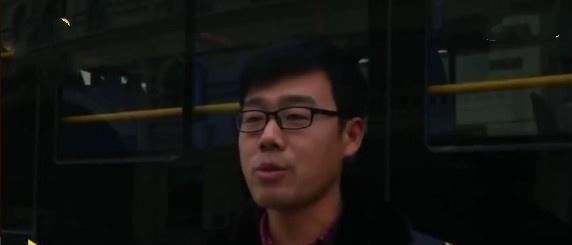 车上|玩手机错过站，女子扇司机耳光：我打你怎么了！司机：不是很痛