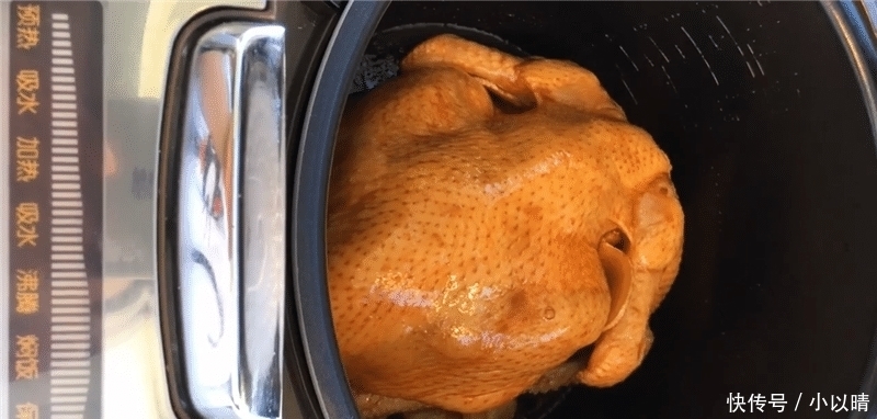 放进|一整只鸡放进电饭锅, 不加一滴水, 想不到这么好吃, 鲜嫩多汁