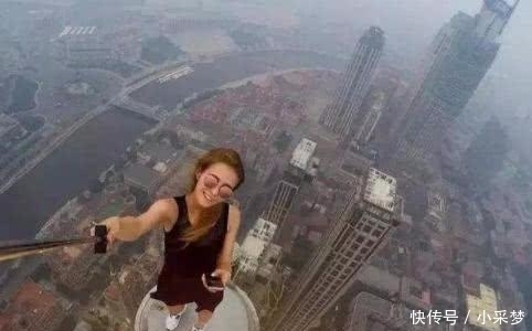 不慎|27岁女教师坐阳台栏杆自拍, 不慎坠楼身亡, 网友: 给自己拍遗照?