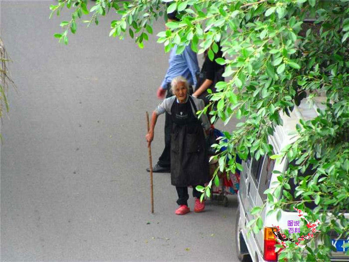  人心|寒了好人心：拾荒老人捡到巨款归还失主，失主一句话让人无奈