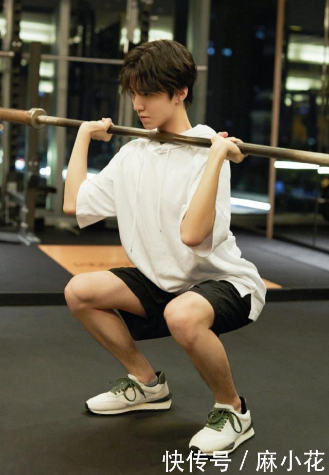 没了|王俊凯的“健身照”被疯传,没了10级美颜,这侧颜是真实的吗?