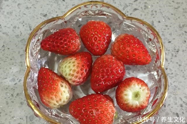 草莓|这蛋糕无需烤箱就能做,香甜嫩滑,入口即化,新手一次成功