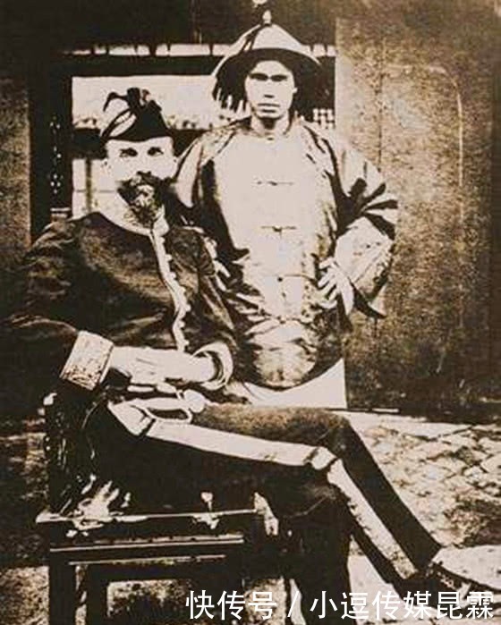 相互|晚清老照片:穿着龙袍的外国人,与清朝名将是结拜兄弟,相互利用