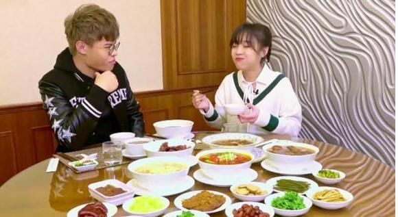 mini|大胃王mini放“大招”,吃1万一碗的牛肉面,粉丝要破产了