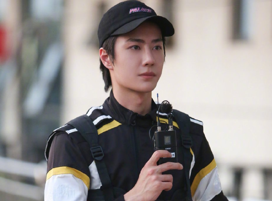  钱枫|《天天向上》王一博归队，拥抱钱枫被弹回来，戳胖肚皮表情超可爱