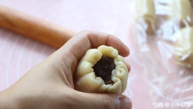 糕点|经典糕点蛋黄酥做法,7步就可上烤箱,外酥内软好吃不用花钱买