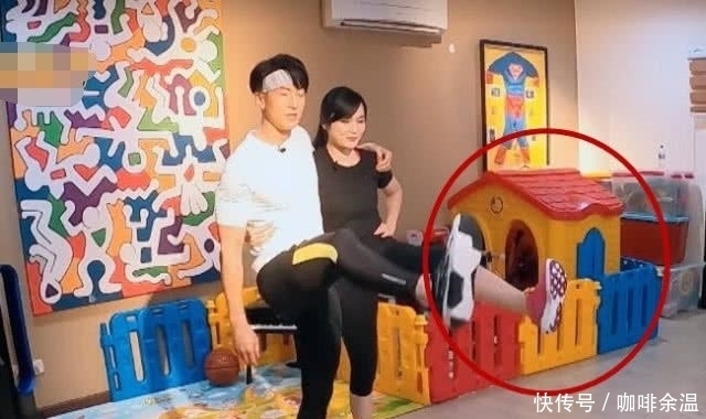 老婆|吴尊带着老婆客厅里做运动,有谁注意看背后是啥?一般家庭都没有