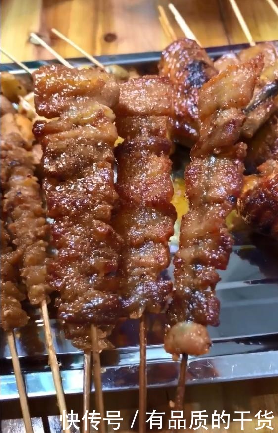 校服|人称“烧烤界的皇太后”,每周只工作3天,顾客从校服吃到婚纱