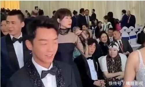 郑恺|众星合照郑恺站错位,发现自己“咖位”不够,满脸通红往后退