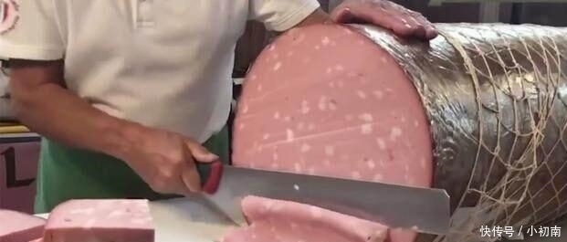 面包|一根火腿肠用一年,相当于两个成年男子的重量,一个人抱不动