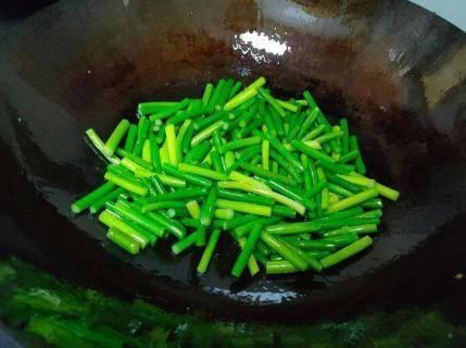  蒜薹炒肉|炒蒜苔直接下锅就“废”了多加1步，蒜苔香嫩翠绿还入味