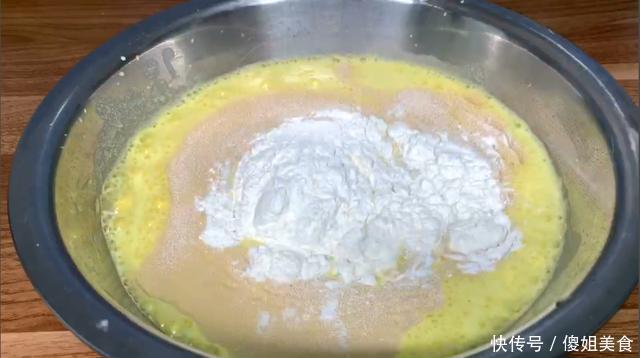 米糕|夏天就爱小米这吃法,不熬粥不煮饭,好吃不上火,比吃蛋糕还过瘾