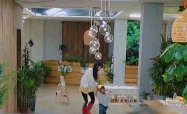 睡觉|同为年轻人,郑爽和张新成对孩子的态度却截然相反,她又要被黑了