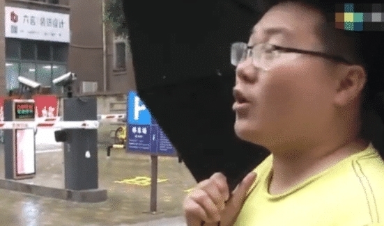 免费|女子花300万买下小区停车场,公开收费引发业主愤怒,女子:凭什么免费?