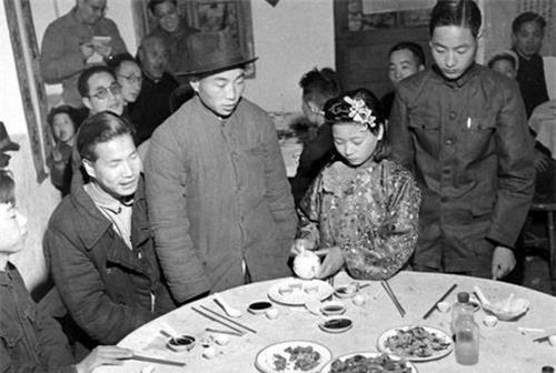 新娘|73年前一场包办婚礼:2人皆未成年,新郎一脸稚气,新娘没有笑容