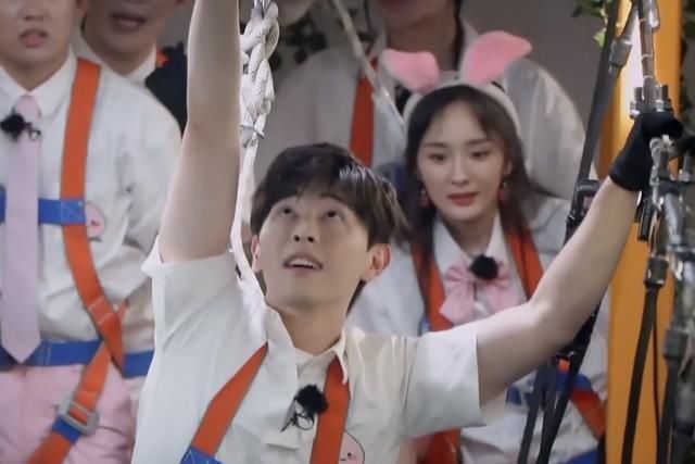 台本|邓伦节目悬空过高空索道,看清他手臂的肌肉状态,有无台本很显然