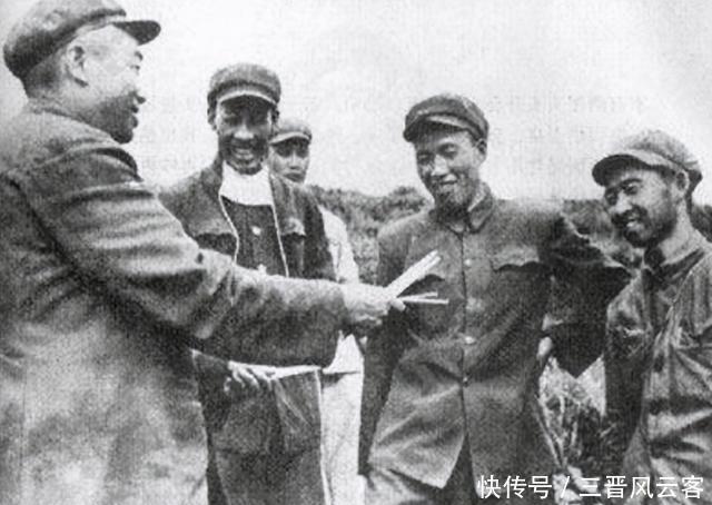 机枪|副班长用机枪打飞机，违反了部队纪律，彭总得知后大喜：官升三级