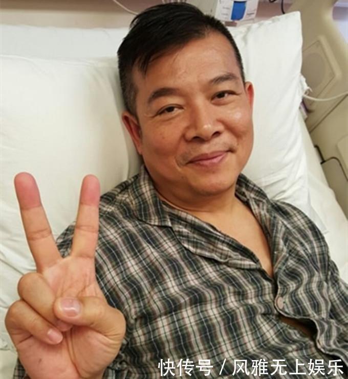 车门|59岁老戏骨坐百万豪车出意外车门和车尾被撞烂，事后还淡定自拍