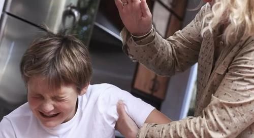 划车|6岁儿子用铁片划车，爸爸不问原因一顿打，看清字后决定给娃道歉