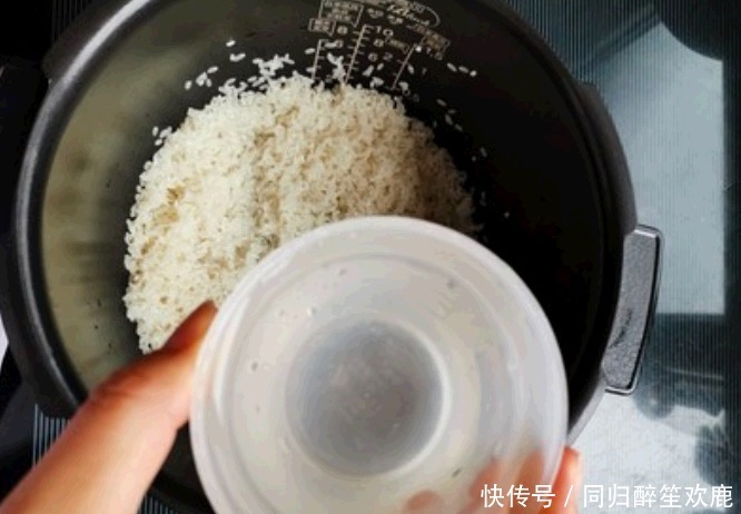 分明|蒸米饭,只加水是外行!水里多加这2样,米饭又香又软,粒粒分明