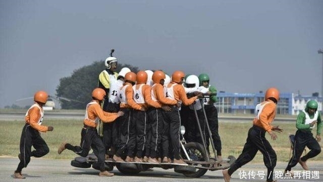 创造|印军一辆摩托车侧翻,摔下58人场面壮观!太会玩,创造了世界纪录