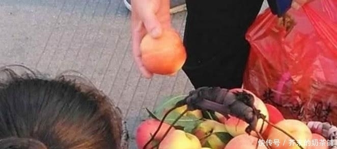 收回|农村大妈卖梨让顾客“吃一口”剩下的又收回去,这是为啥