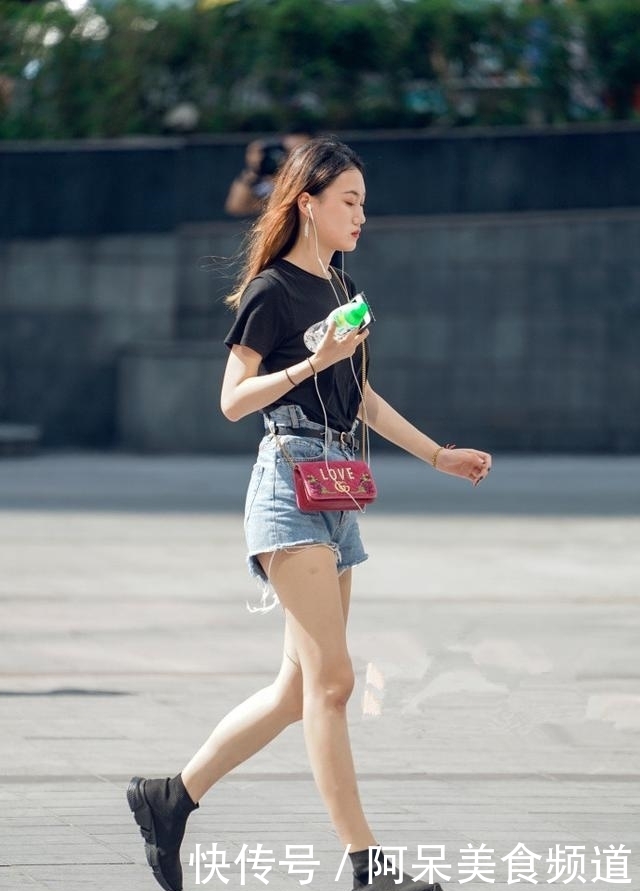小白鞋|路人街拍：锁骨小姐姐好简洁的穿搭，吊带和小白鞋给人纯洁的感觉