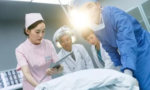 水沟|江苏84岁老人摔倒,路人扶起反被讹2000,家人有生命危险快赔钱