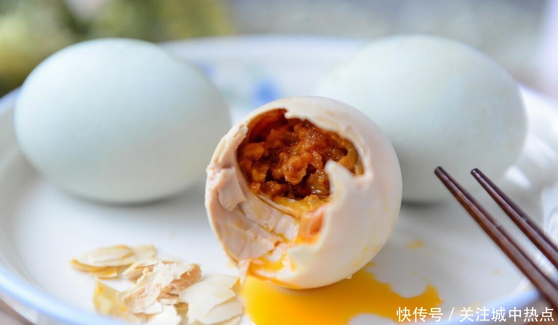 出油|腌咸鸭蛋,只加盐可不行,多加4种香料,半个月就出油,还特别香