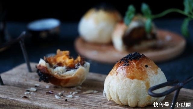 糕点|经典糕点蛋黄酥做法,7步就可上烤箱,外酥内软好吃不用花钱买