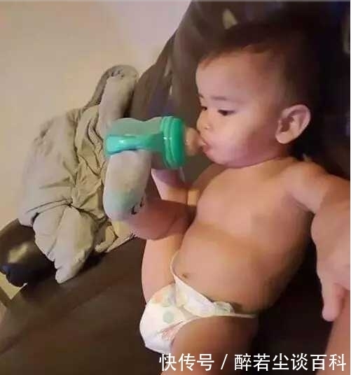 穿着|妹子，你的腿真长啊，但穿着短裤就别这么坐了，尴尬！