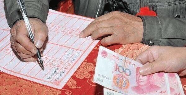 怀疑|同学结婚我随礼600，我结婚他随200，红包里的小纸条让我怀疑人生