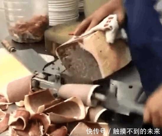 拉面馆|拉面馆切了几天肉, 老板就让我回家了, 说我切厚了