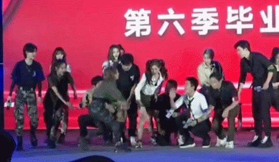  谦虚|THE9和极挑成员拍合照，虞书欣安崎第一反应是抢C位，刘雨昕却很谦虚