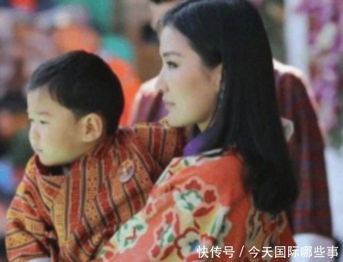 官网|不丹二王子天生爱笑,2个月就笑出月牙眼,官网发布新照萌翻天